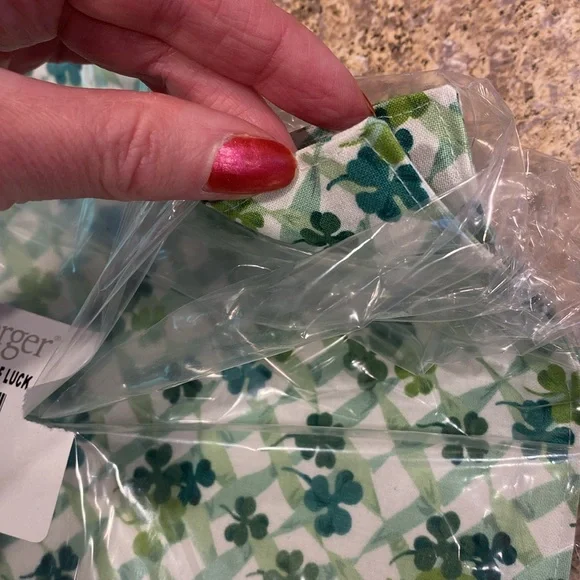 NIP 4 Fabric Placemats Shamrock Lots of Luck (2 Packages of 2 in Each Package) - Picture 8 of 12